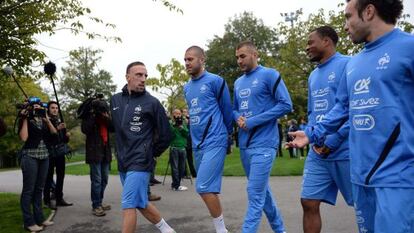 Robery, Menez, Benzema, Evra y Valbuena, antes del entrenamiento en Clairefontaine.