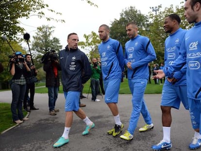 Robery, Menez, Benzema, Evra y Valbuena, antes del entrenamiento en Clairefontaine.