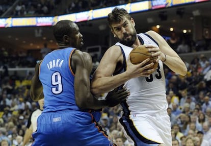 Marc Gasol intenta marcharse de Ibaka.