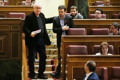 El coordinador general de IU, Cayo Lara, cede el paso a Alberto Garz&oacute;n, que se dispone a la tribuna de oradores para intervenir en el debate del estado de la naci&oacute;n.