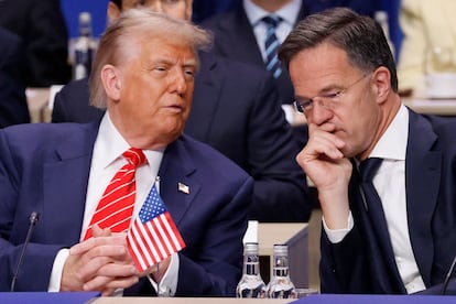 Trump y Rutte charlan en el arranque del plenario. 