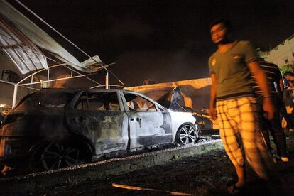 Un palestino revisa un autom&oacute;vil destruido luego de un bombardeo israel&iacute;.