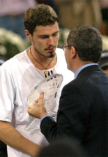 Safin recibe de manos del alcalde de Madrid, Alberto Ruiz Gallardón (de espaldas), el trofeo del torneo.