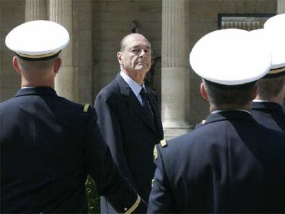 Jacques Chirac pasa revista a las tropas en el homenaje a Dreyfus.