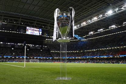 O troféu da Champions League no estádio de Cardiff.