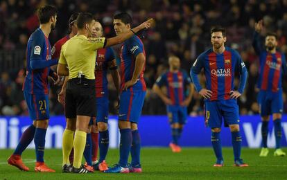 Los jugadores del Barça recriminan a Gil Manzano la roja a Suárez.