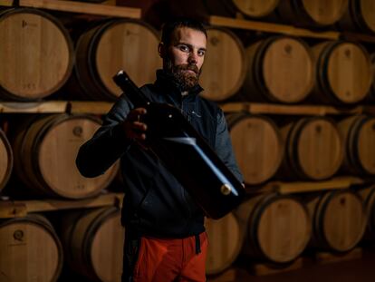 Pablo Canales, uno de los miembros de Bodegas Sers de la comarca Cinca Medio, sostiene una botella de sus vinos.