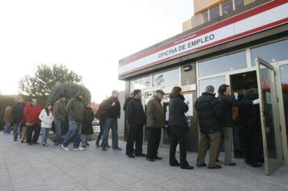 La oficina de empleo del barrio de Moratalaz es una de las más concurridas de Madrid.