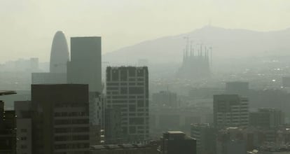 Vista del centro de Barcelona cubierta por una capa de polución, en agosto de 2011.