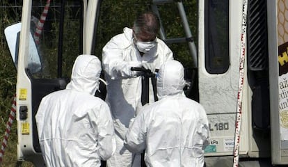 Expertos forenses realizan en Parndorf (Austria) su trabajo en el camión frigorífico donde viajaba un grupo de inmigrantes que murieron asfixiados, el 27 de agosto de 2015.