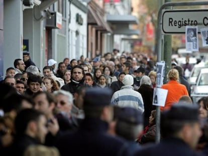 Cola ante la sede del Registro Civil de la calle de Pradillo de Madrid.