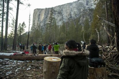 Decenas de curiosos, con sus cámaras preparadas, el 23 de febrero frente a El Capitán, el monolito granítico en el que se puede observar la cascada de fuego.