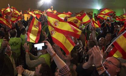 Simpatizantes de Vox celebrando los resultados de las elecciones andaluzas.