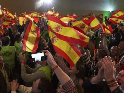 Simpatizantes de Vox celebrando los resultados de las elecciones andaluzas.