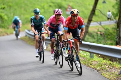 Jai Hindley (D), Richard Carapaz, de rosa y Mikel Landa en la subida de Santa Cristina.