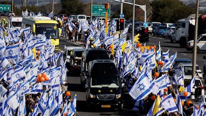 Un convoy con los restos de Shiri Bibas y de sus hijos, Ariel y Kfir, rehenes fallecidos en la Franja y entregados recientemente a Israel, el miércoles en Ashkelon.