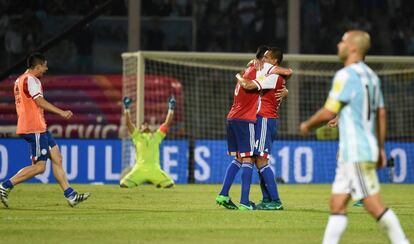 Los jugadores paraguayos celebran la victoria y Mascherano la padece.