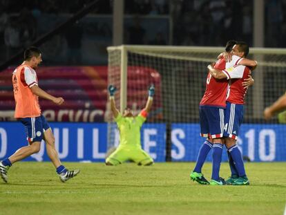Los jugadores paraguayos celebran la victoria y Mascherano la padece.