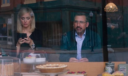 Rose Byrne e Steve Carell, em Irresistible.