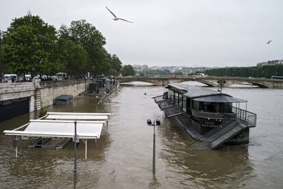 Vista general de un bote-restaurante parcialmente sumergido en el Sena