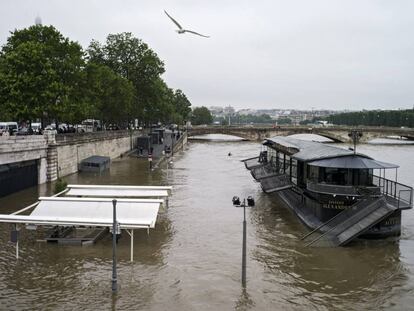 Vista general de un bote-restaurante parcialmente sumergido en el Sena