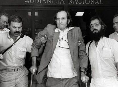 Cubillo, a la salida de una comparecencia en la Audiencia Nacional, en 1985.