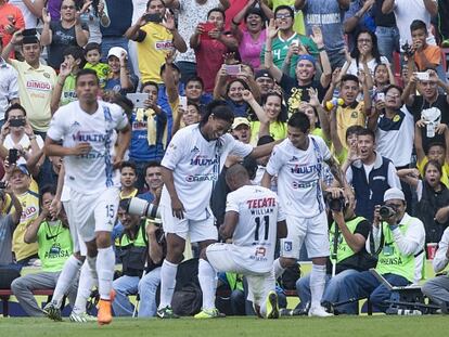 Ronaldinho celebra el sábado un gol en el estadio Azteca