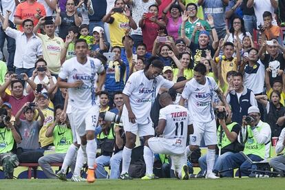 Ronaldinho celebra el sábado un gol en el estadio Azteca