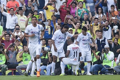 Ronaldinho comemora um gol no Estádio Azteca, no México.