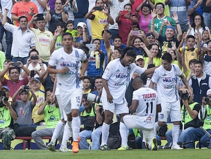 Ronaldinho celebra el sábado un gol en el estadio Azteca