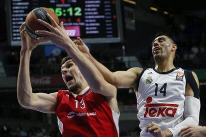 Boban Marjanovic protege el balón ante Ayón.