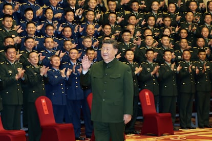 El presidente chino, durante su reunión el miércoles con miembros del personal militar destinado en Lhasa (Tíbet).