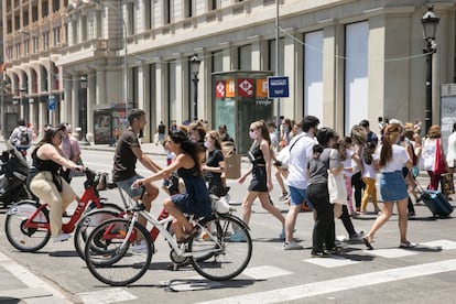 Bicicletas en la plaza de Cataluña, que carece de carril bici.