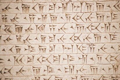 Bajorrelieve con escritura cuneiforme hallado en Beshistún, Irán.