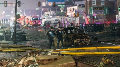 Agentes de policía y bomberos entre los restos de la avioneta tras el suceso en Filadelfia.