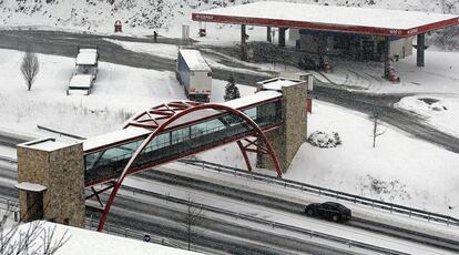 Las nevadas han provocado cortes en varias carreteras de la red principal, el cierre de varios puertos de montaña en el norte y que se prohíba el paso de camiones por provincias como Teruel, Álava y Asturias