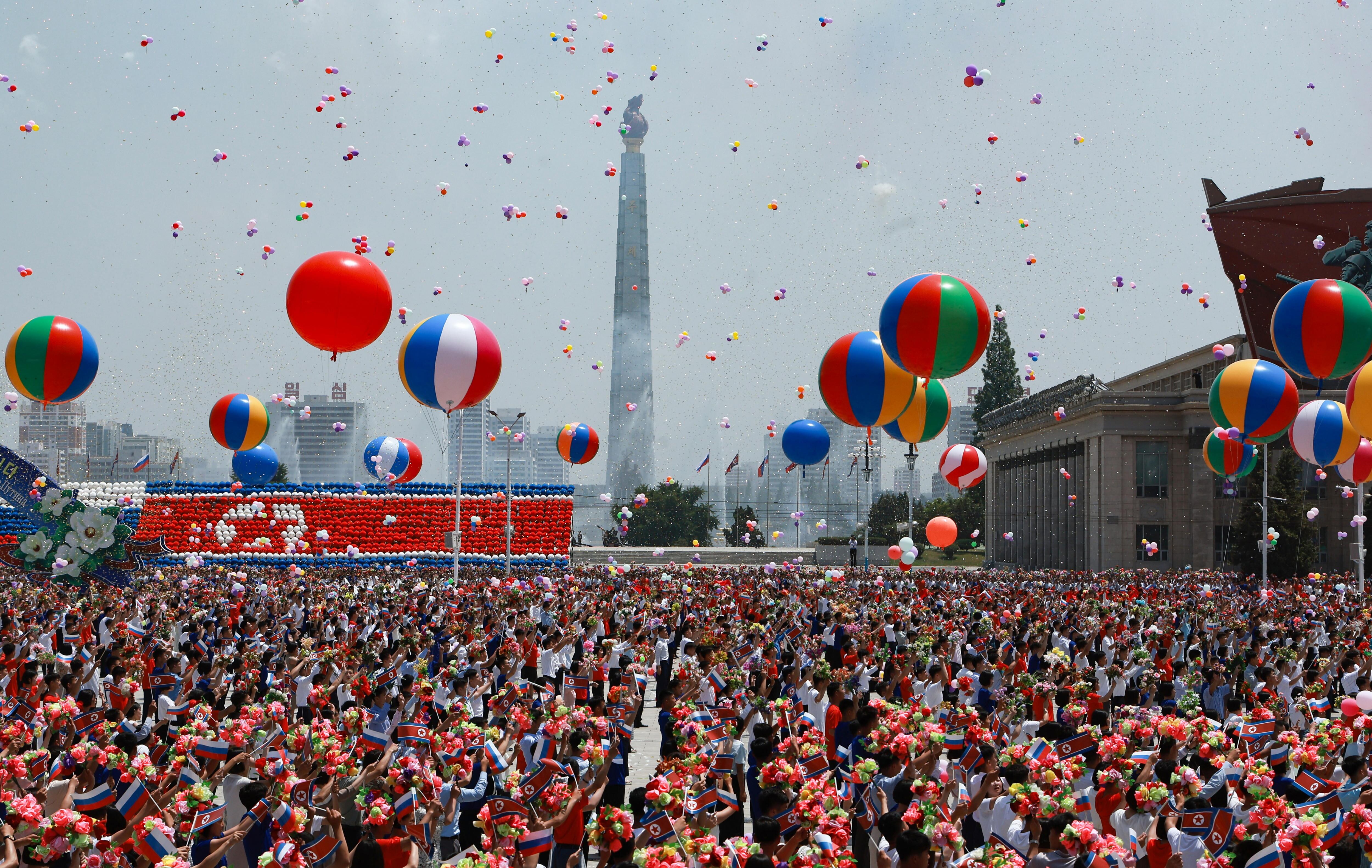 El pueblo norcoreano asiste a la ceremonia de bienvenida al presidente ruso en Pyongyang.