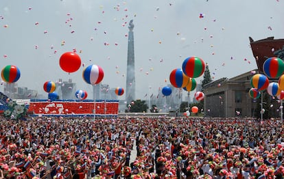 El pueblo norcoreano asiste a la ceremonia de bienvenida al presidente ruso en Pyongyang.
