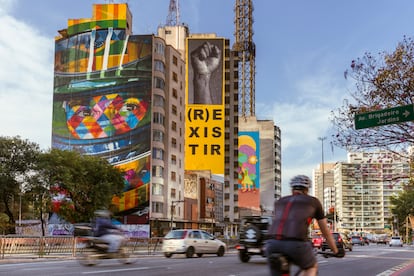 Arte urbana na avenida Consolação. Em primeiro plano, uma homenagem do grafiteiro Kobra ao finado piloto de fórmula 1 Ayrton Senna. A obra foi patrocinada pela Audi, que acaba de a restaurar junto com o artista. 