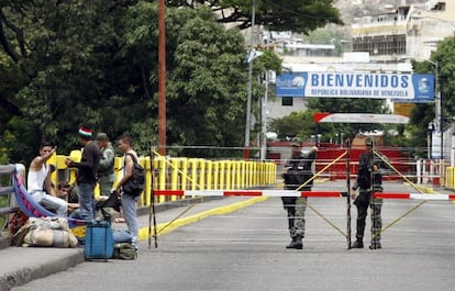 Un grupo de personas aguarda en el puente Simón Bolívar.