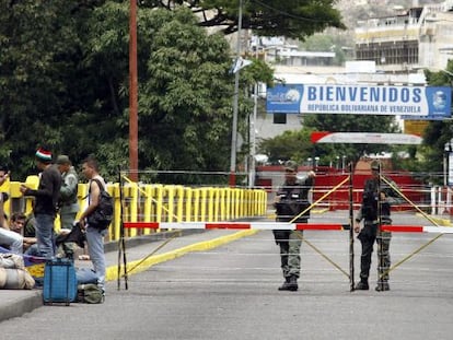 Un grupo de personas aguarda en el puente Simón Bolívar.