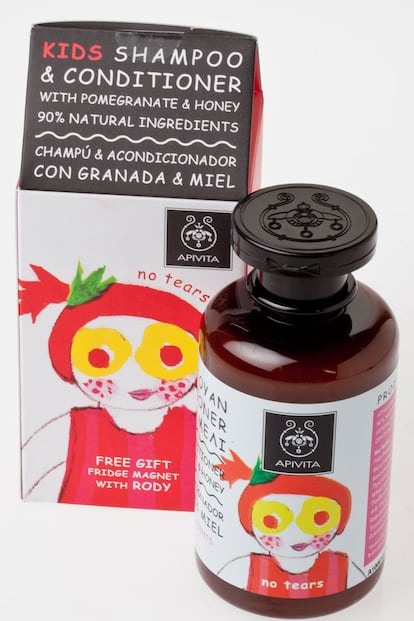 Para fans del diseño: la firma griega Apivita no solo es de las más eco friendly del mercado sino que ha creado una gama infantil híper atractiva para los niños. Su Champú y Acondicionador de Granada y Miel tiene una deliciosa fragancia, no escuece en los ojos y deja su pelo suave y limpio en una sola pasada. Además, dentro de su original envase se incluye un imán de nevera.