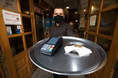 Eduardo, a waiter at Cantalejo in Madrid, with a tip left by a customer.