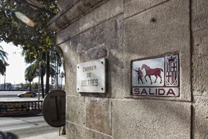 Placa de la calle de Boltres que indicaba la dirección por donde debían circular los carros.