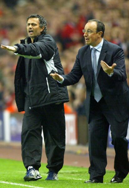 José Mourinho y Rafa Benítez, en un momento del encuentro.