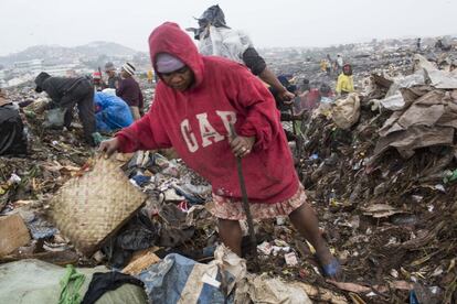 Isabel Rakotomiriana, de 40 años, lleva más de 15 años viviendo y trabajando en Ralalitra. Oriunda de Tamatave, su hermana trabajaba con ella en el vertedero, pero recientemente se ha mudado a Manantenasoa a trabajar en una mina de pórfido, preocupada por la salud de sus cinco hijos, que también trabajaban en él. Ahora gana 1.700 ariarys malgaches (algo menos de 35 céntimos) al día.