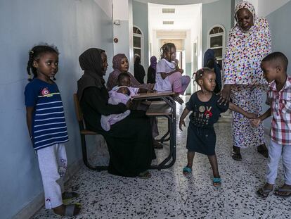 Familias sudanesas en el colegio Ahmed Bin Shatwan de Trípoli.