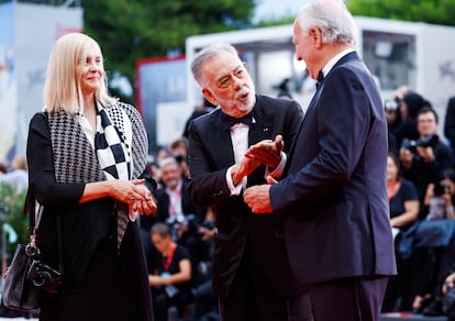 Francis Ford Coppola y Werner Herzog conversan durante la alfombra roja de la 82ª edición del Festival de Cine de Venecia, este miércoles.