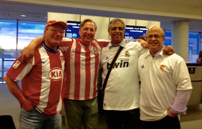 Luis Vidal, el segundo a la derecha en la imagen, junto a su hermano Ricardo y sus amigos colchoneros Luis y Javier.