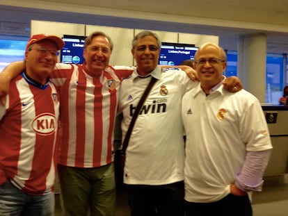 Luis Vidal, el segundo a la derecha en la imagen, junto a su hermano Ricardo y sus amigos colchoneros Luis y Javier.